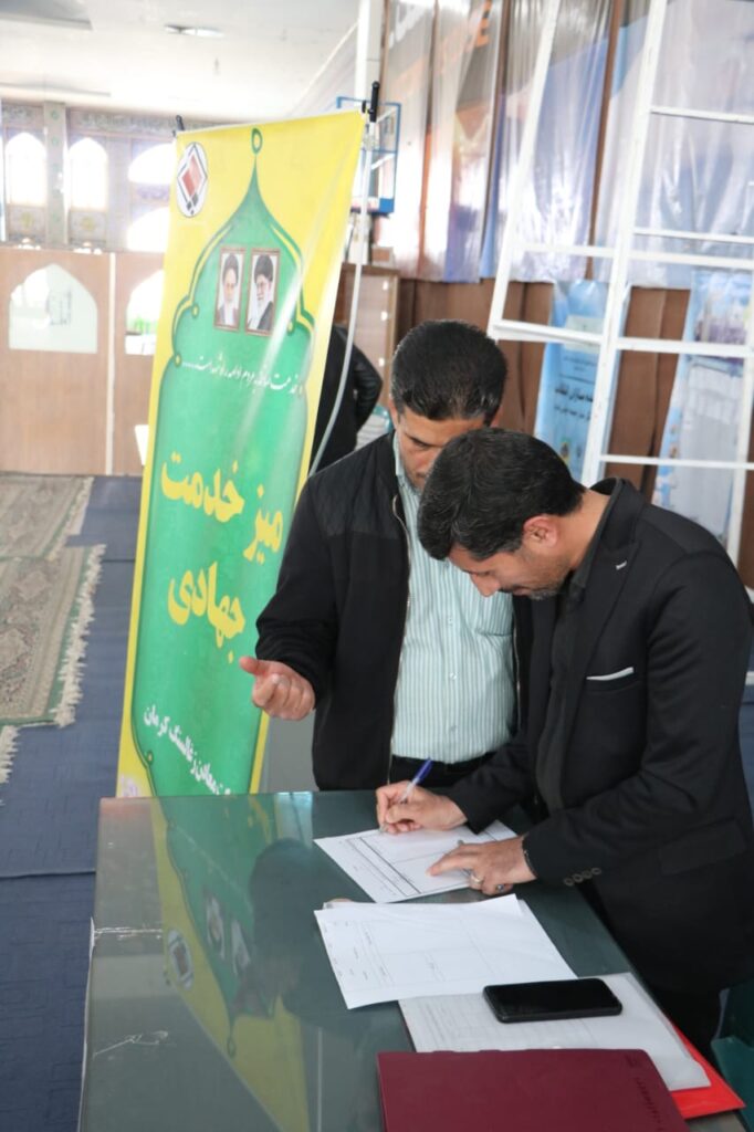 همزمان با ایام‌الله دهه مبارک فجر، میز خدمت شرکت معادن زغالسنگ کرمان با هدف ارتباط مستقیم با مردم و رسیدگی به مطالبات، مسائل و گزارش‌های مردمی، در مصلی امام علی (ع) محل برگزاری نماز جمعه شهرستان کرمان برپا شد.