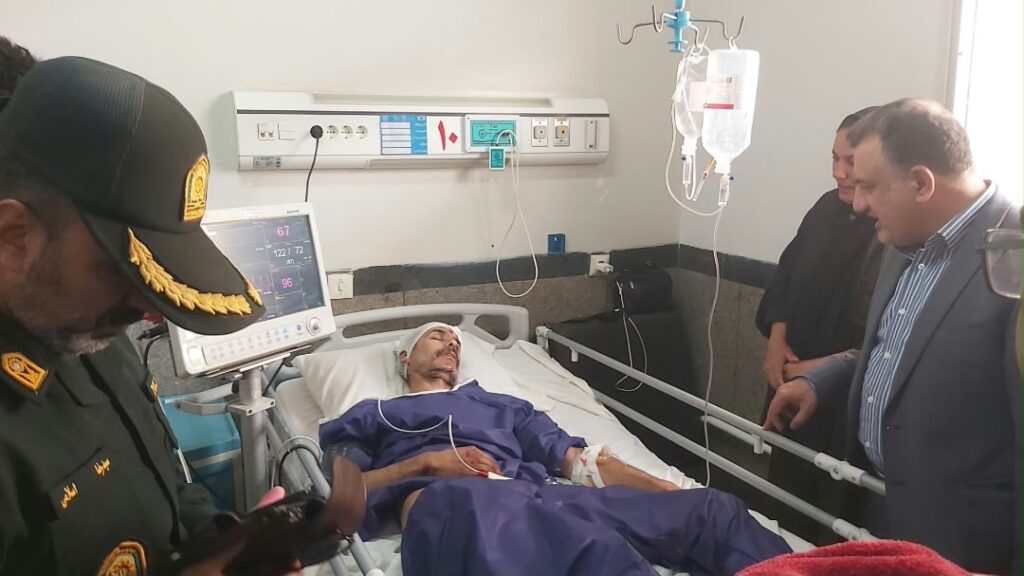 عیادت مدیرعامل شرکت معادن زغالسنگ کرمان از کارگران حادثه واژگونی اتوبوس معدن همکار